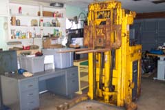 Assembeling the Bridgeport mill with the forklift